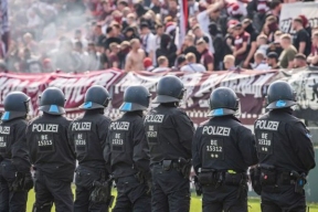 В Германии во время футбольного матча пострадали 155 полицейских
