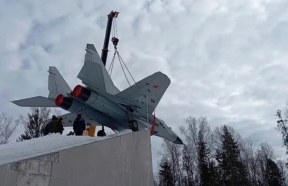 Советский истребитель Миг-29 установлен на месте гибели Юрия Гагарина
