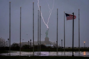 Мощный разряд молнии ударил в факел статуи Свободы в Нью-Йорке, памятник не пострадал