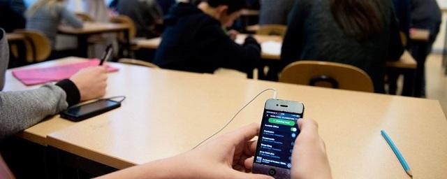 Более 70% россиян поддержали запрет на пользование смартфонами в школах