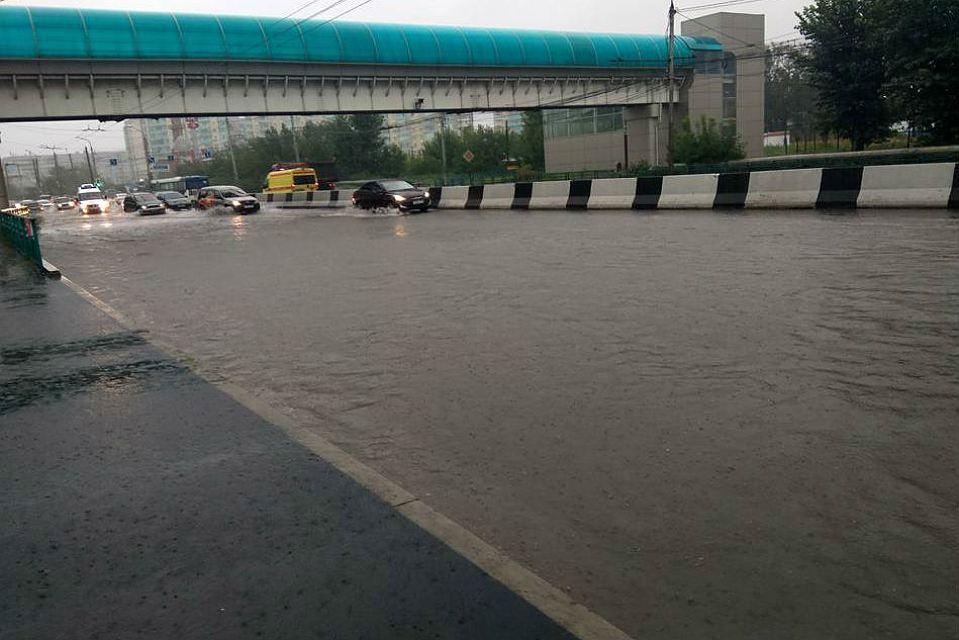 В Красноярске дождь затопил улицы города