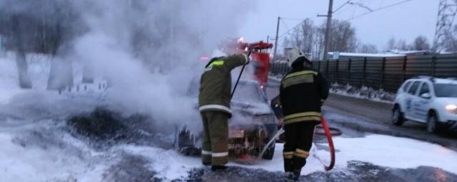 На окраине Екатеринбурга водители спасли таксиста из горящего авто