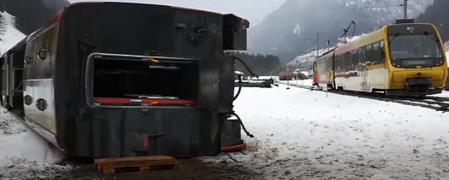 В Швейцарии сильный ветер сдул с рельсов пассажирский поезд