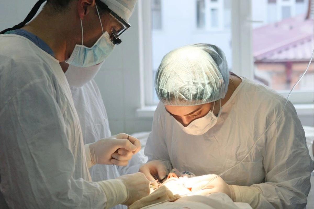 Врач Прокофьев объяснил, как пластический хирург мог быть связан с торговлей детьми