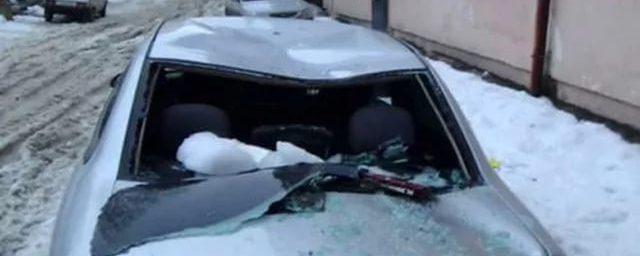 В Мурманске упавший с крыши снег разбил лобовое стекло автомобиля
