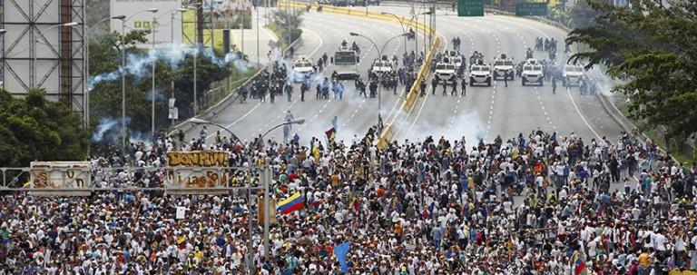 Лидер оппозиции в Венесуэле призвал армию не подчиняться властям