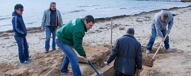 В Евпатории на пляже обнаружили древнегреческую могилу