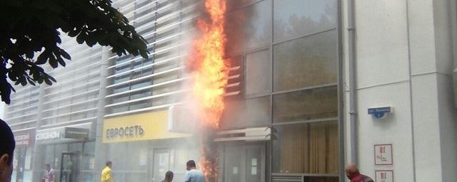 Спасатели потушили пожар в торговом центре Геленджика