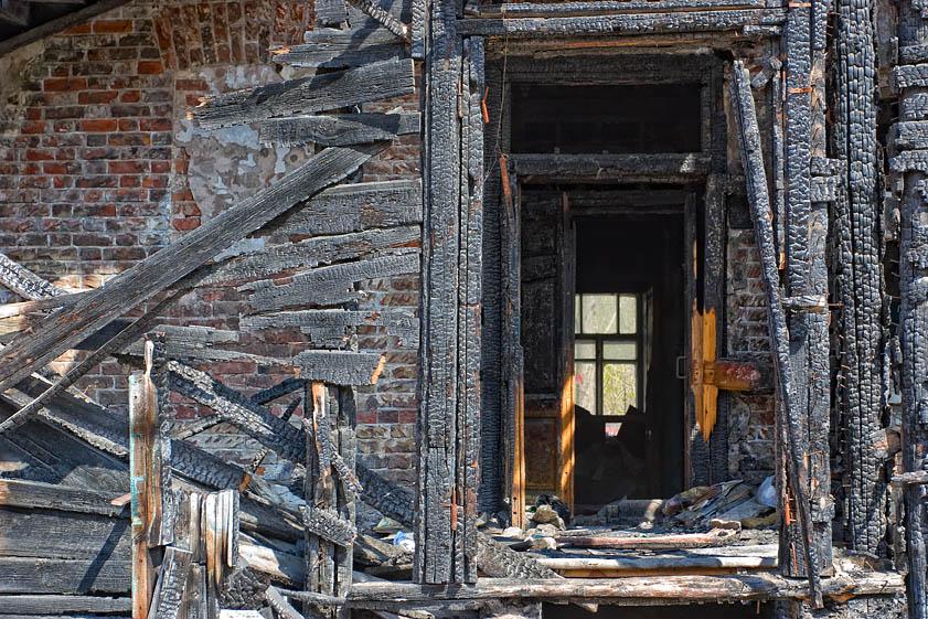 В Ижевске 9-летний мальчик погиб при обрушении стены сгоревшего здания