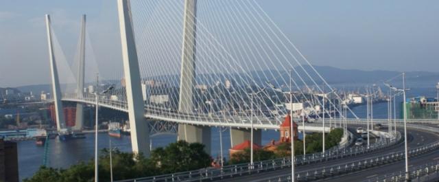 Во Владивостоке ремонтируют дорожное полотно Золотого моста
