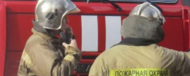 На улице Березка в Оренбурге 10 пожарных тушили гараж