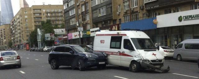 В Москве Porsche Cayenne врезался в машину скорой помощи