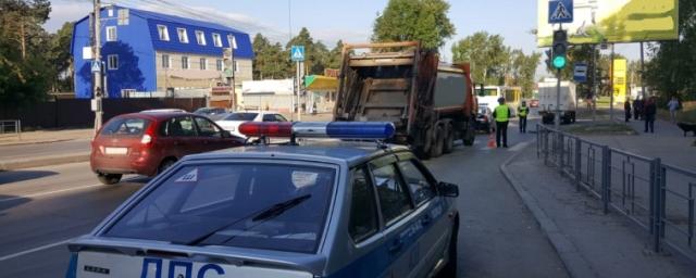 Грузовик после столкновения с мусоровозом задавил мужчину в Томске