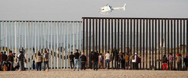 Первая группа мигрантов после ужесточения правил подошла к границе США