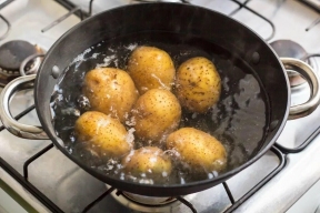 Стало известно, что нужно добавить в воду при варке картошки, чтобы она получилась вкуснее