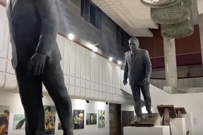 В Казахстане появилась инсталляция с падающими памятниками первому президенту страны Назарбаеву