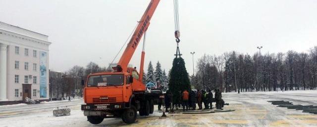 На Соборной площади в Ульяновске начался монтаж новогодней елки
