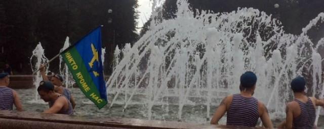 В День ВДВ массовых купаний в петербургских фонтанах не наблюдалось