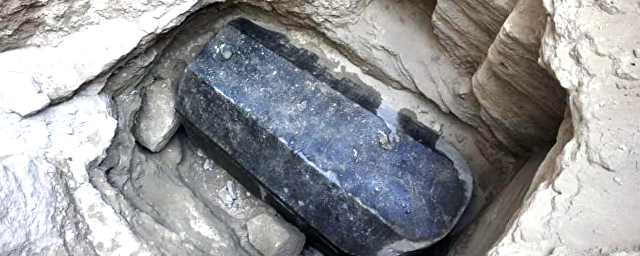 Ученые рассказали, чьи останки покоились в загадочном черном саркофаге
