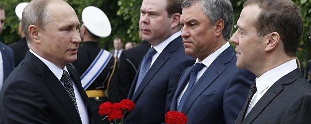 Путин возложил венки к Могиле Неизвестного солдата в Москве