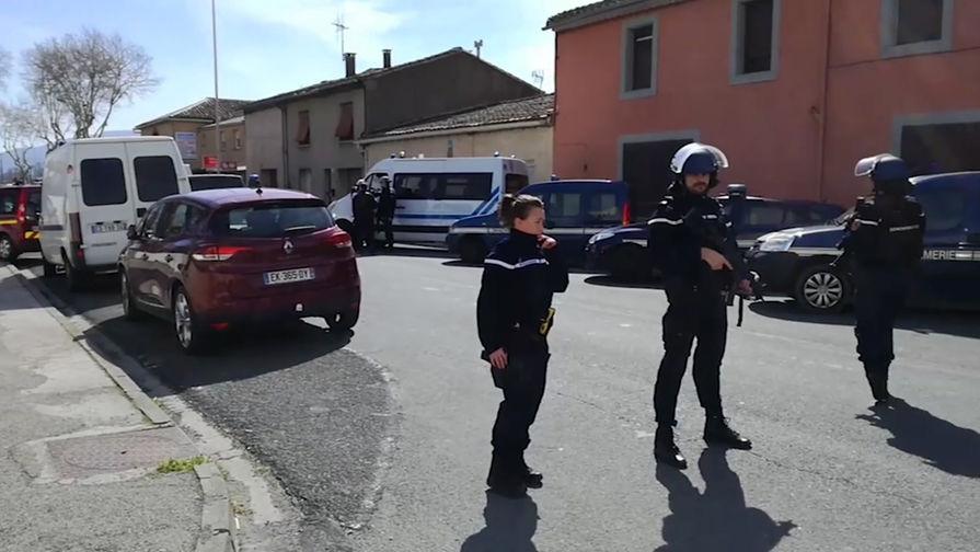 Во Франции скончался полицейский, обменявший себя на заложника