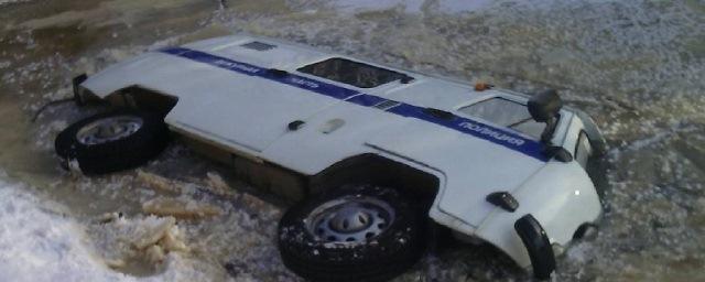 В Хабаровске под лед провалилась спешившая на вызов полицейская машина
