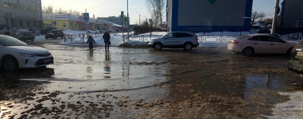 В Бердске из-за коммунальной аварии затопило улицу