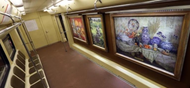 Поезд «Акварель» с пейзажами и натюрмортами запустили в метро Москвы