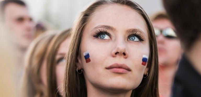 Опрос: Россияне считают современную молодежь общительной и циничной