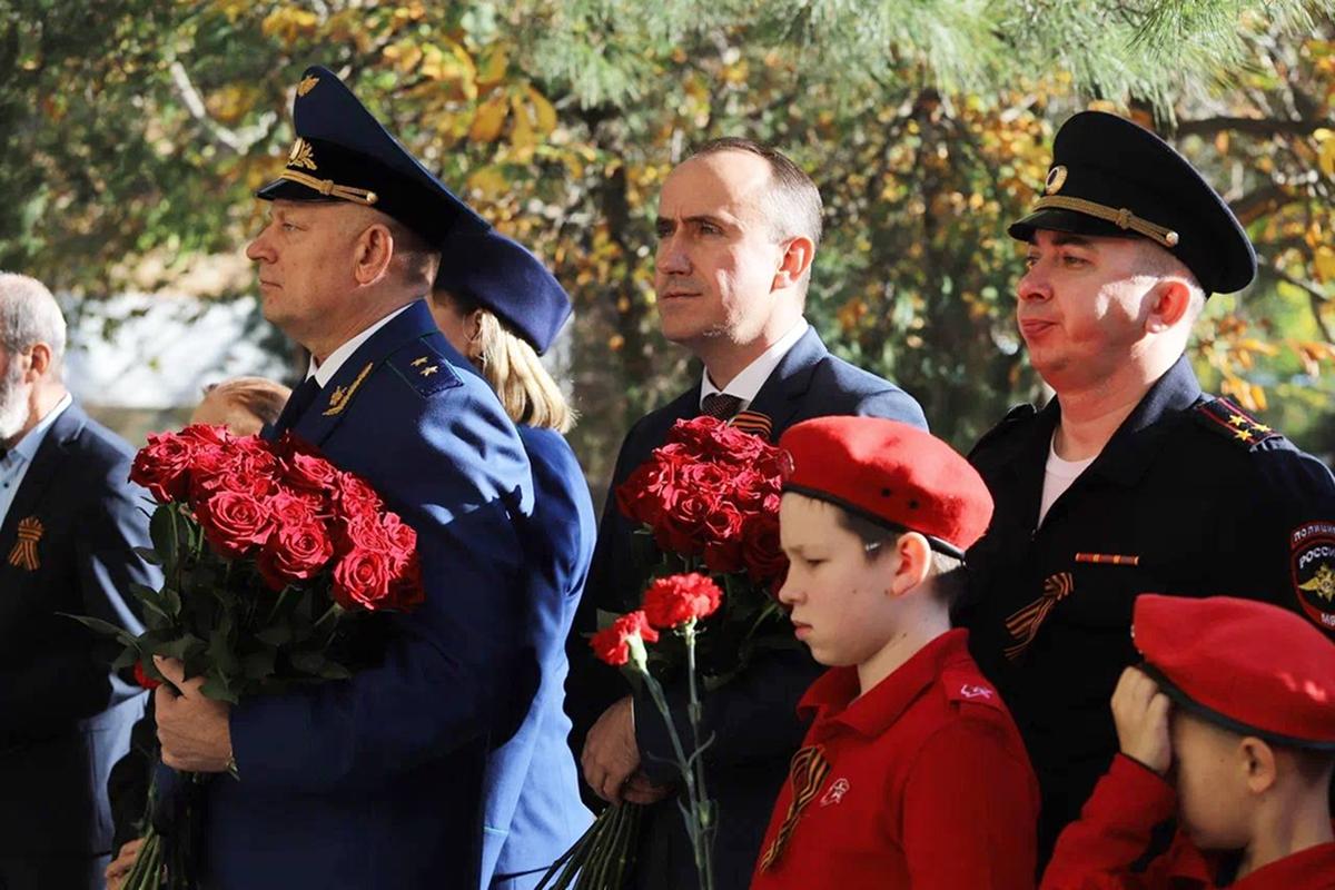 В Геленджике торжественно открыли мемориальную доску ветерану ВОВ Петру Салову