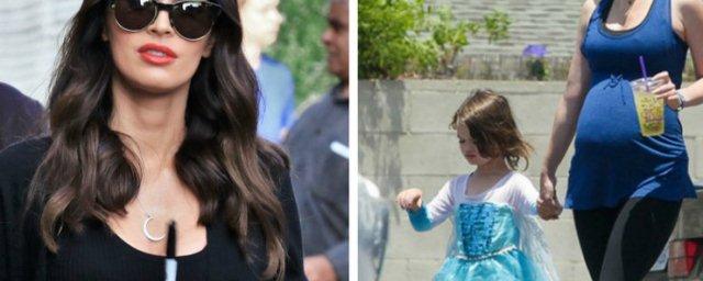 Беременная Меган Фокс одела сына в голубое платье принцессы