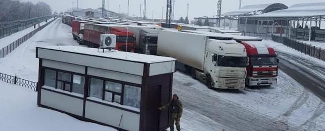 На российско-украинской границе скопилось около 100 грузовиков