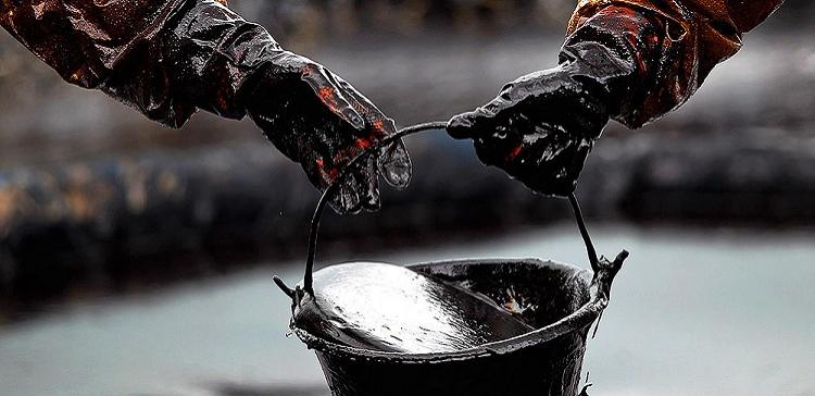 Средняя цена нефти Urals в августе снизилась в 2,2 раза