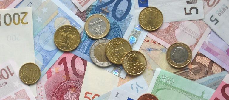 Курс евро к рублю упал до минимума за полтора года