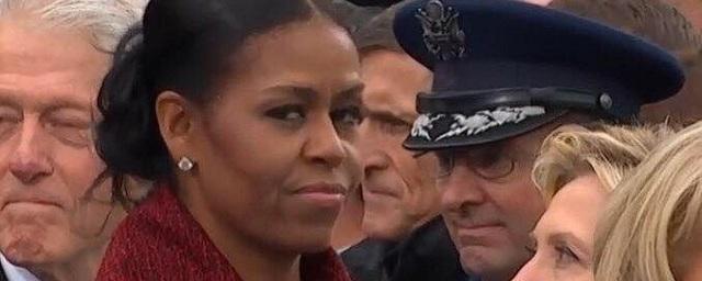В соцсетях обсуждают недовольное лицо Мишель Обамы на инаугурации