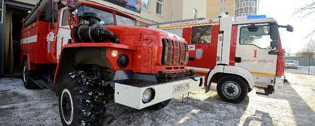 В Екатеринбурге в микрорайоне Заречный сгорел автомобиль