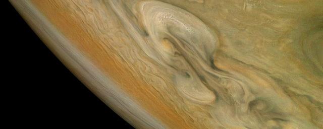 NASA показало фото бушующей на Юпитере бури