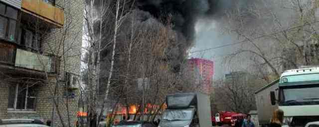 В Перми произошел сильный пожар на складе с макулатурой