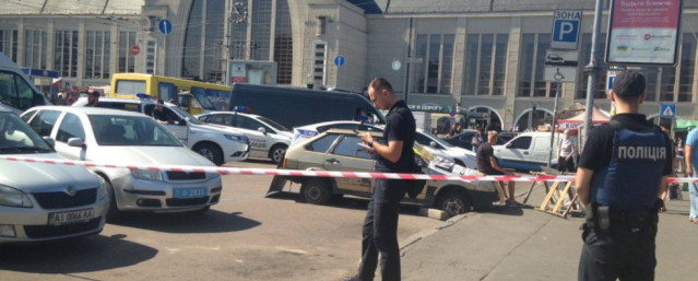 В Киеве при стрельбе у вокзала пострадали три человека