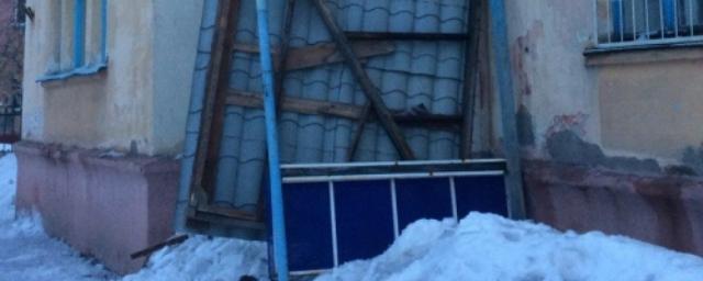 В Омске снег обрушил козырек над входом в детсад №388
