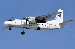 Два колеса шасси лопнули при посадке у пассажирского самолета Ан-24 в Якутии, прокуратура начала проверку инцидента