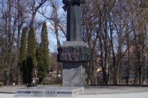 Жителя Латвии привлекли к уголовной ответственности за цветы, принесенные к снесенному памятнику