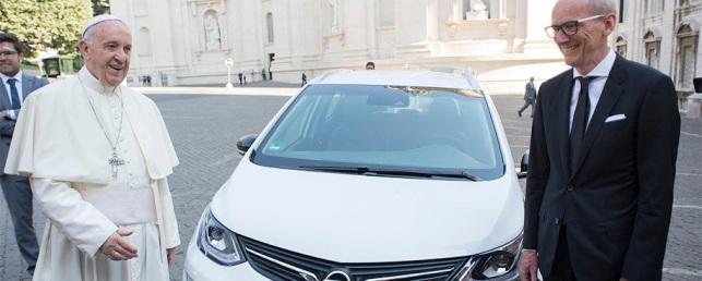 Папа Римский получил электрокар Opel Ampera-e