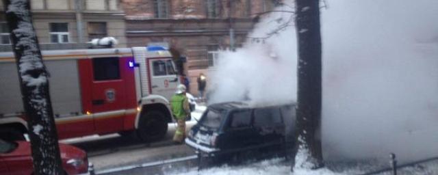 В Петербурге на Васильевском горел автомобиль с людьми в салоне