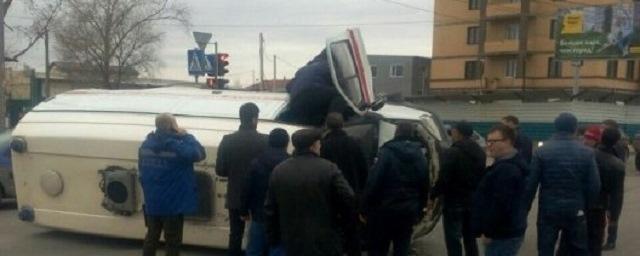 В Новосибирске очевидцы поставили скорую на колеса после ДТП