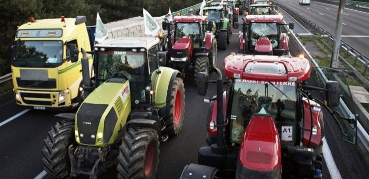 Французские фермеры на тракторах направились на акцию протеста в Париж