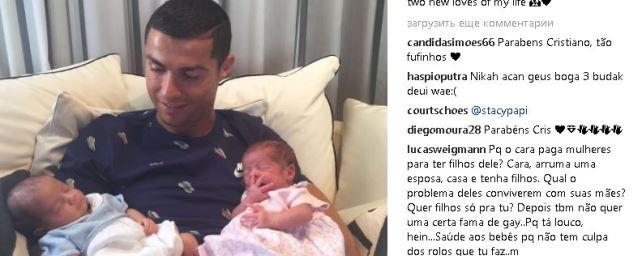 Роналду показал фото со своими новорожденными детьми