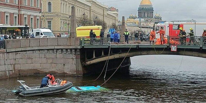 В Санкт-Петербурге погибли и пострадали пассажиры в результате падения автобуса Мойку