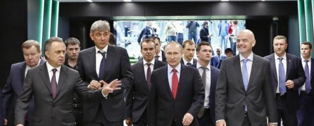 В Краснодаре Путин и президент FIFA осмотрели футбольный стадион
