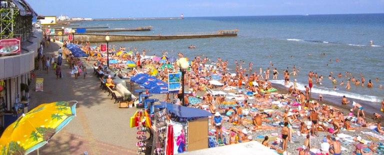 ОП: Туристы жалуются на грязные пляжи и плохой сервис на курортах РФ
